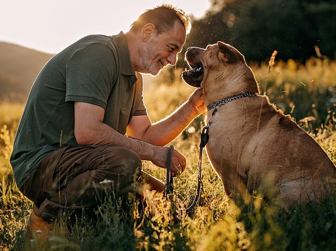 mężczyzna na zewnątrz z psem